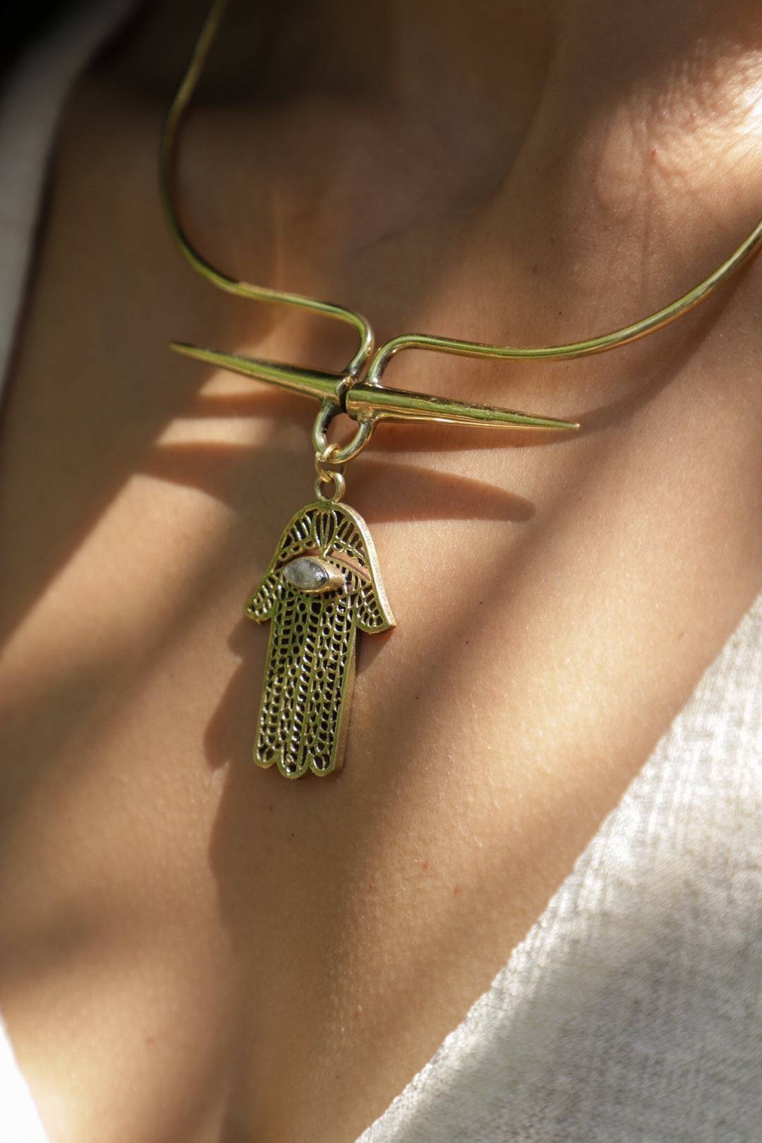 The  Hamsa hasli with labradorite crystal